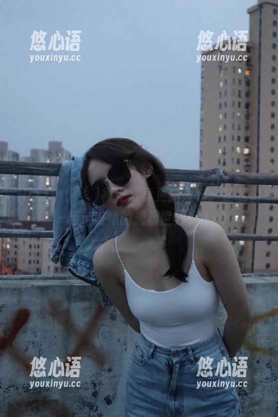Hizzy (히지)裸足写真更新发布：让我们一起走进她的光脚世界！.txt